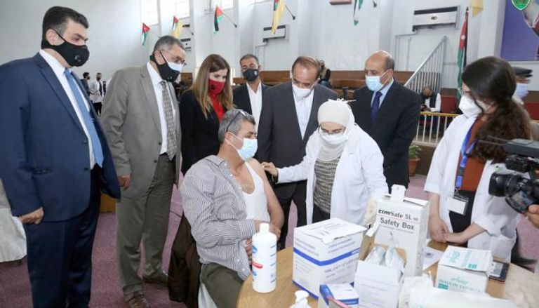 مركز تطعيم كورونا في الجامعة الأردنية يبدأ باستقبال المواطنين