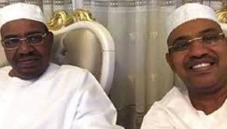 الرئيس السوداني المعزول عمر البشير وشقيقه العباس