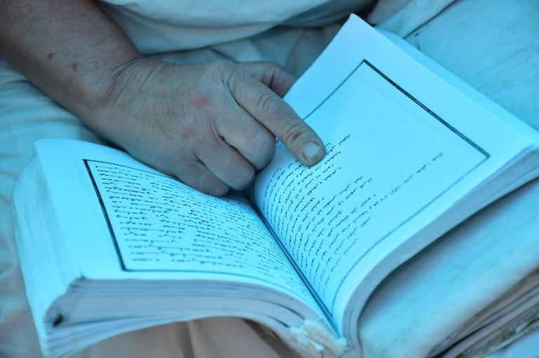 أبناء الطائفة المندائية خلال طقوس التعميد بعيد الخليقة