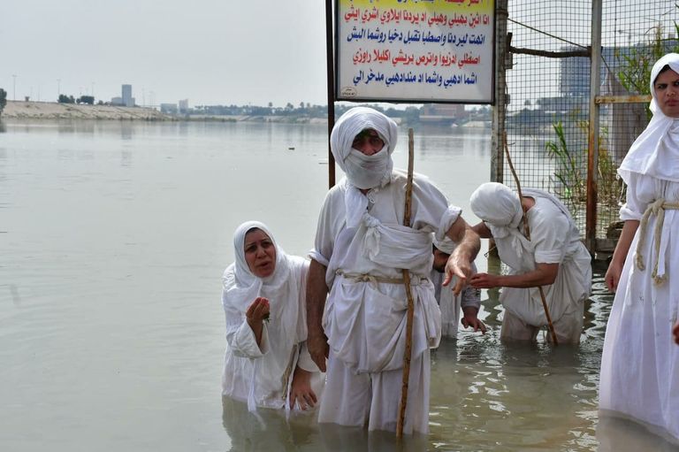 أبناء الطائفة المندائية خلال طقوس التعميد بعيد الخليقة