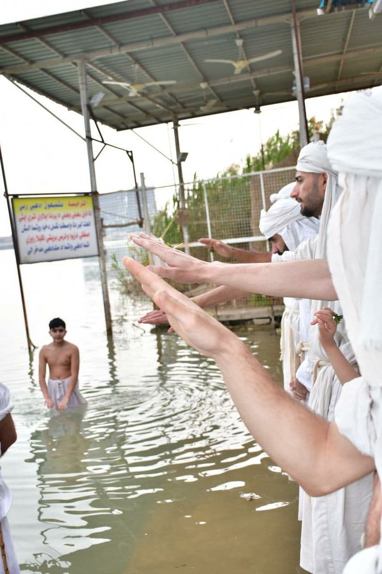 أبناء الطائفة المندائية خلال طقوس التعميد بعيد الخليقة