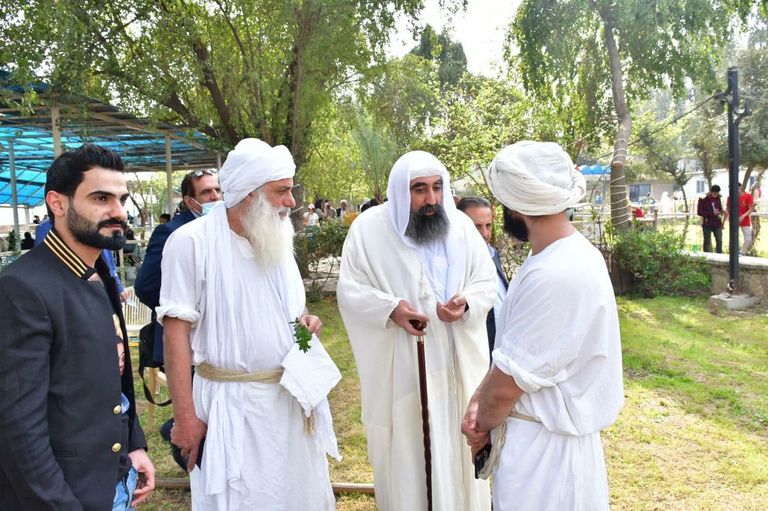 أبناء الطائفة المندائية خلال طقوس التعميد بعيد الخليقة