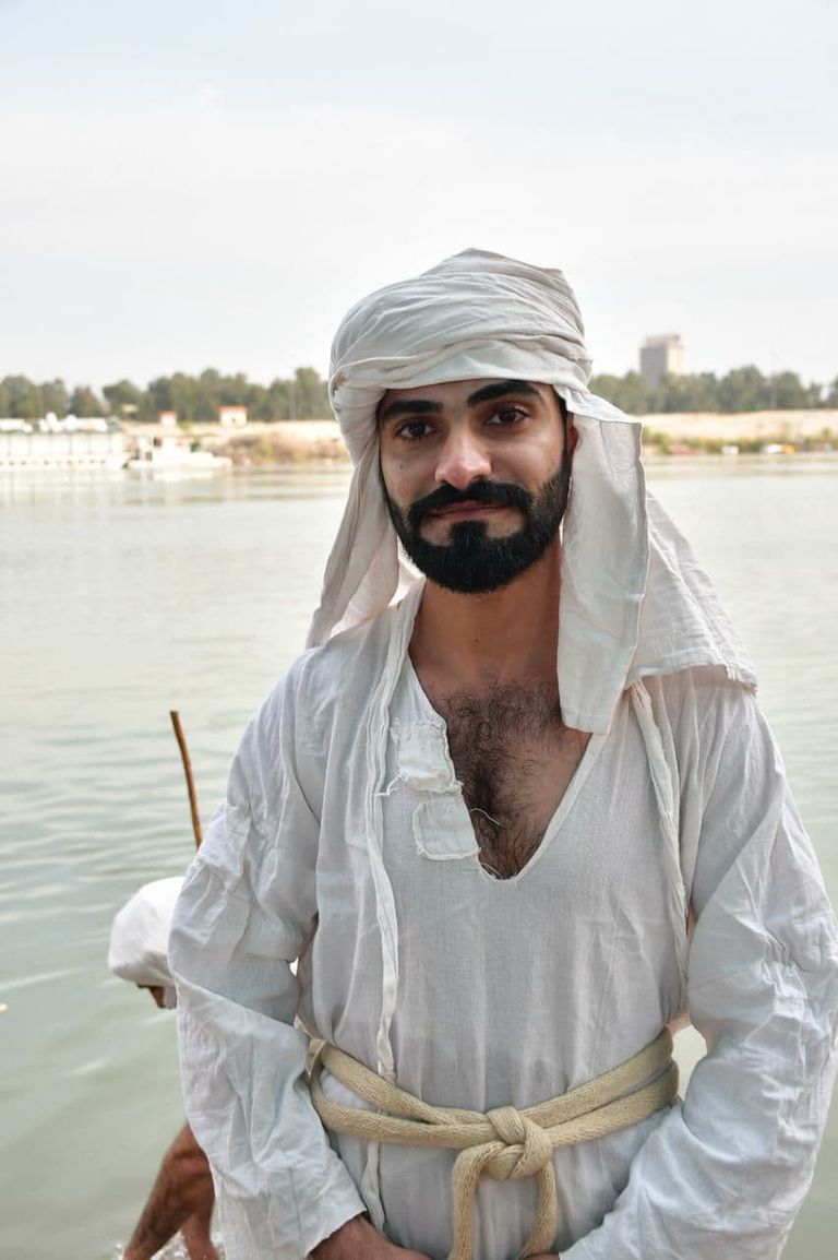 أبناء الطائفة المندائية خلال طقوس التعميد بعيد الخليقة