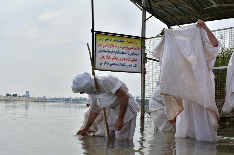 أبناء الطائفة المندائية خلال طقوس التعميد بعيد الخليقة