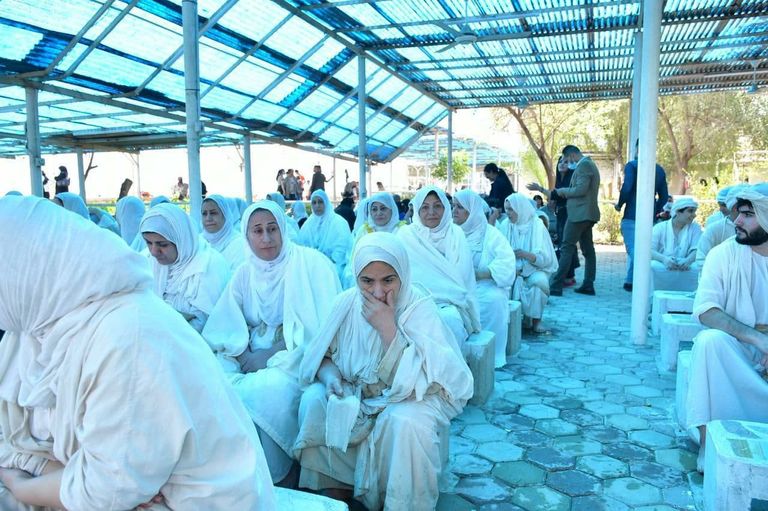 أبناء الطائفة المندائية خلال طقوس التعميد بعيد الخليقة