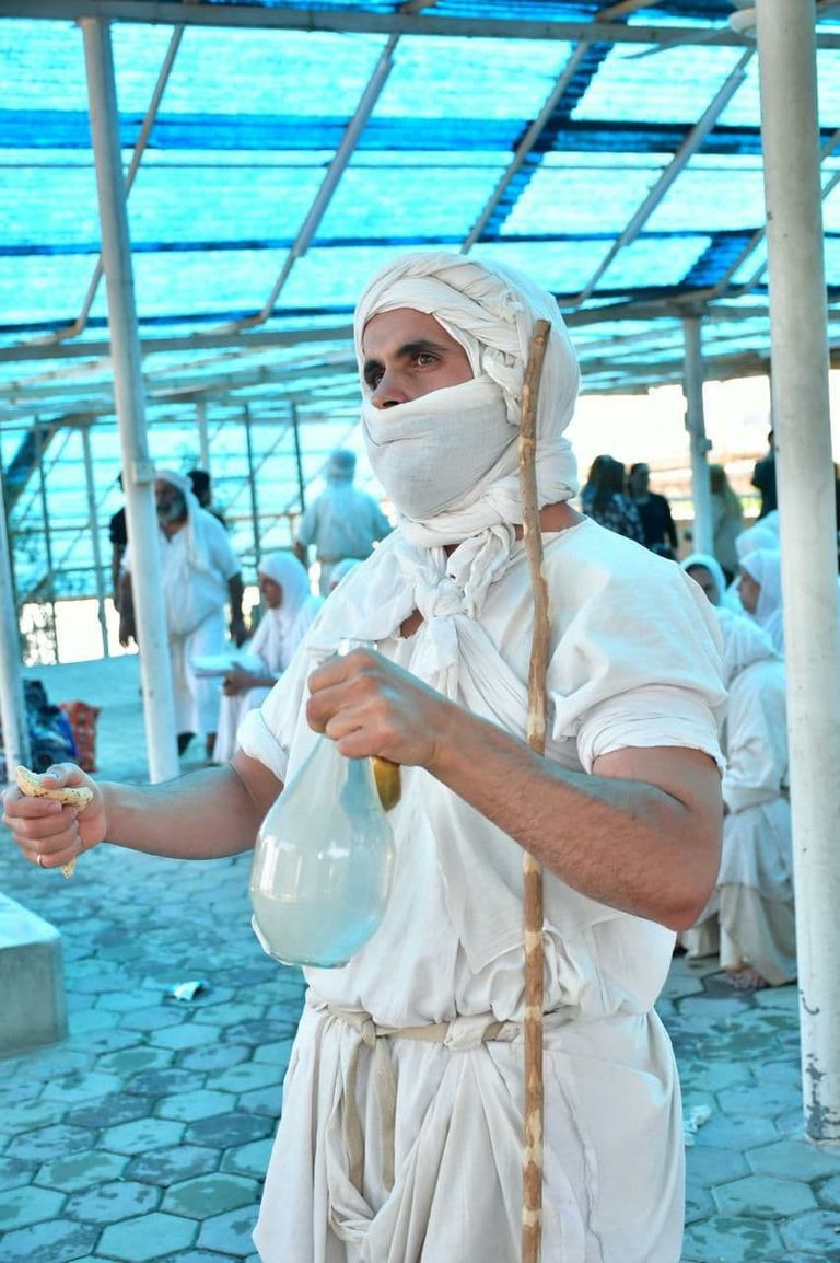 أبناء الطائفة المندائية خلال طقوس التعميد بعيد الخليقة