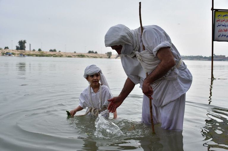 أبناء الطائفة المندائية خلال طقوس التعميد بعيد الخليقة
