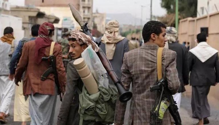 عناصر لمليشيات الحوثي في أحد شوارع صنعاء