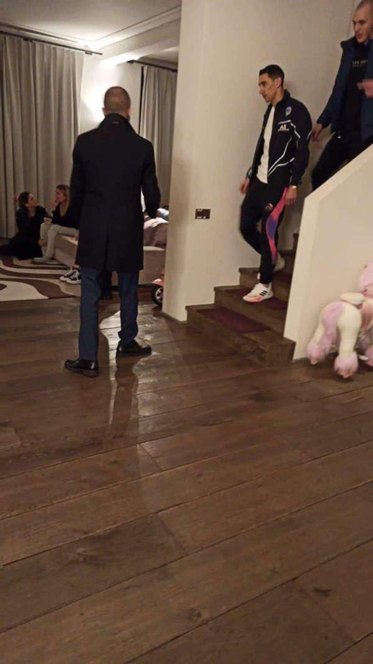 دي ماريا يتفقد منزله بعد حادث السرقة أنخيل دي ماريا وماركينيوس