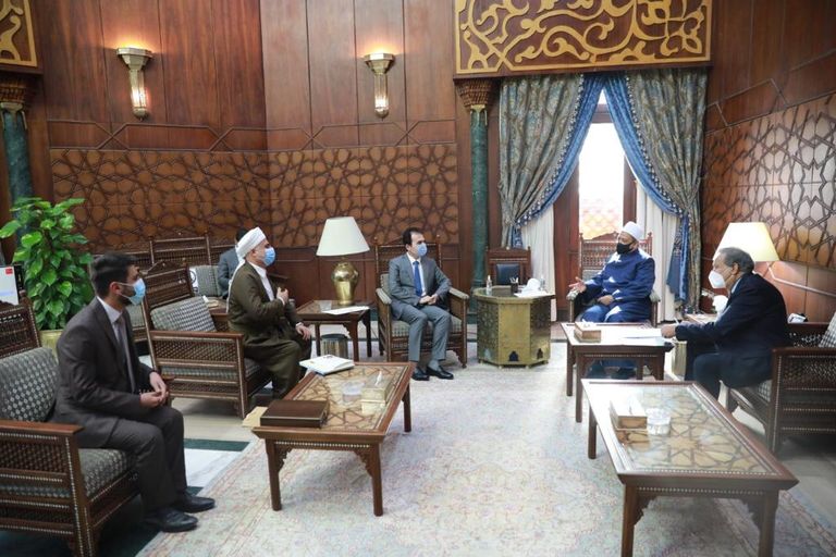 شيخ الأزهر خلال تسلمه الدعوة