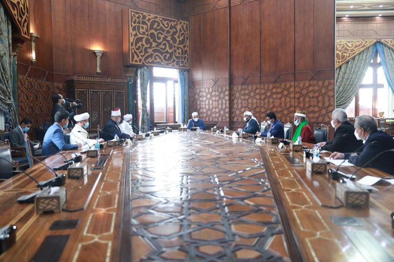 شيخ الأزهر خلال تسلمه الدعوة