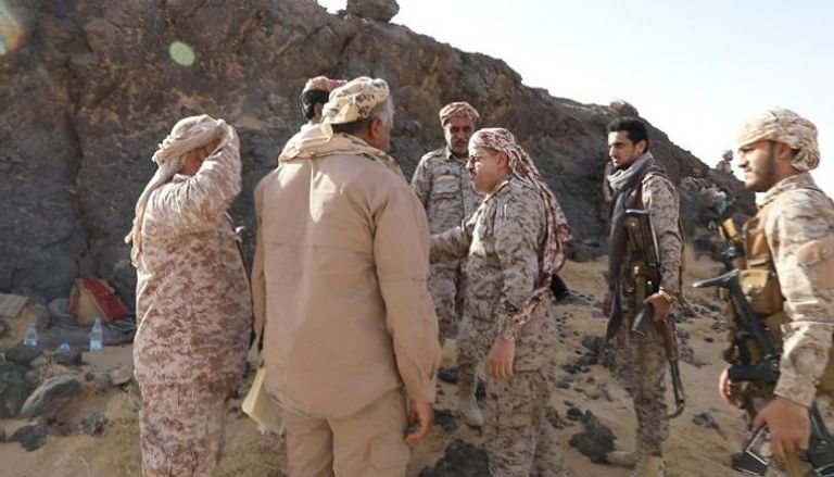 جانب من زيارة وزير الدفاع اليمني لجبهة الكسارة بمأرب