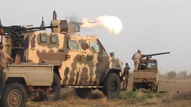 جانب من زيارة وزير الدفاع اليمني لجبهة الكسارة بمأرب