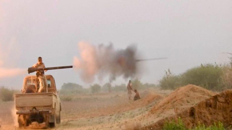 جانب من زيارة وزير الدفاع اليمني لجبهة الكسارة بمأرب