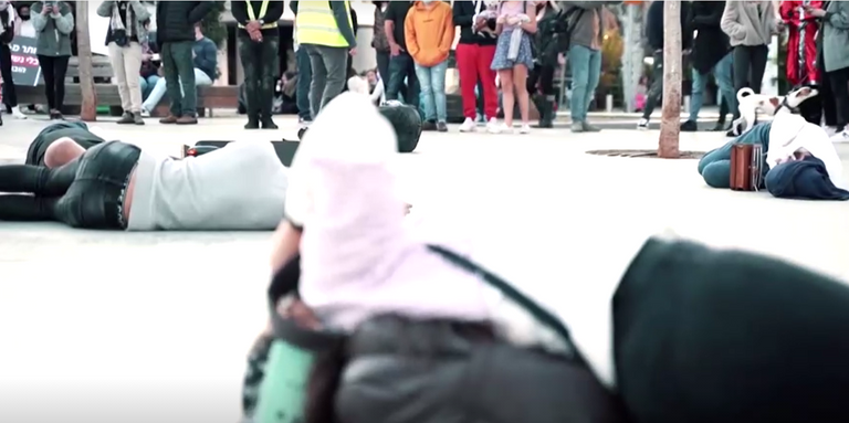 أحد الشباب يسقط أرضا