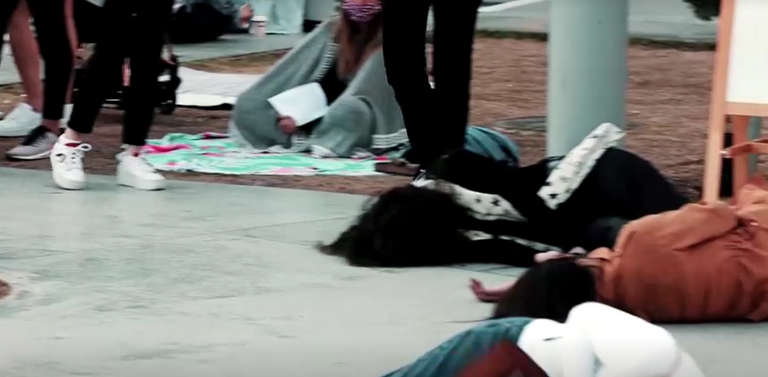 أحد الشباب يسقط أرضا