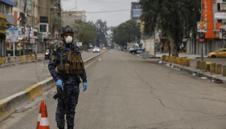 عنصر أمني يطبق إجراءات الحظر الشامل في بغداد