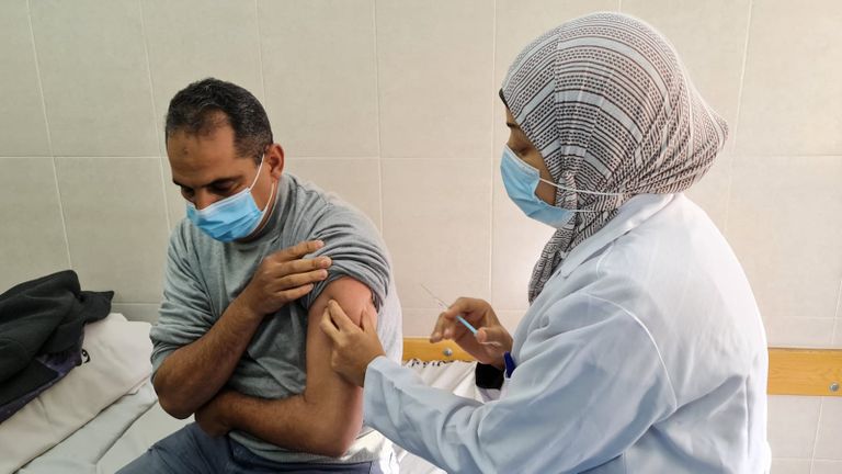 فلسطيني يتلقى لقاح كورونا فلسطيني يتلقى لقاح كورونا
