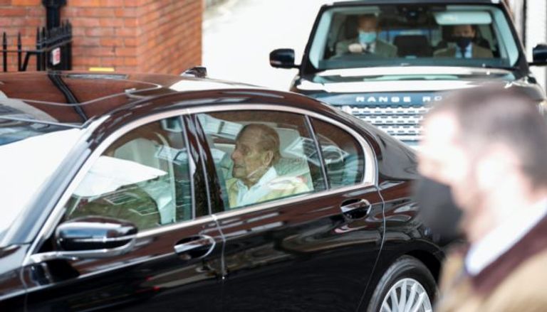 الأمير فيليب يغادر المستشفى