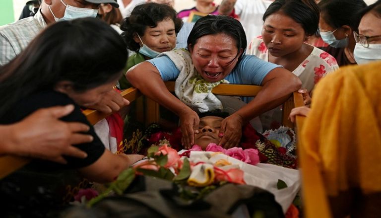 متظاهرون في ميانمار ضد الانقلاب يحملون مصابا