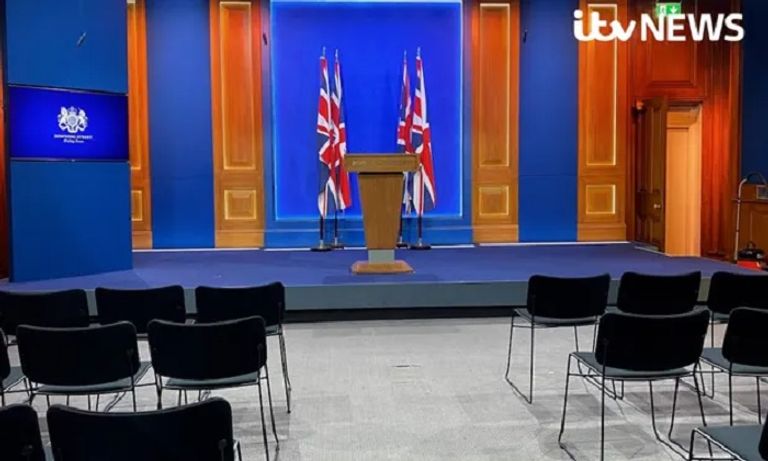 صورة أولى لغرفة المؤتمرات الصحفية للحكومة البريطانية 