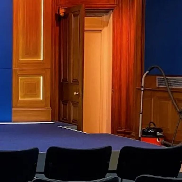 صورة أولى لغرفة المؤتمرات الصحفية للحكومة البريطانية 