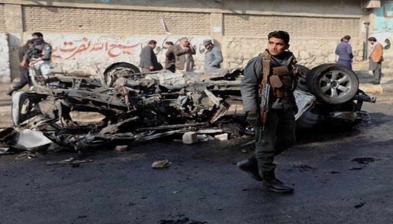 شرطي أفغاني يمشط محيط انفجار سابق وسط كابول
