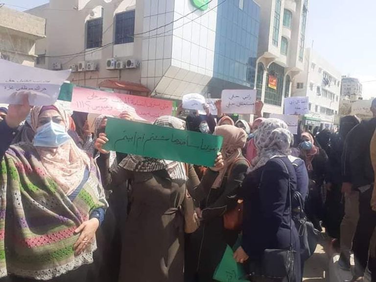 تظاهرة حاشدة تطالب حماس بصرف رواتب كاملة