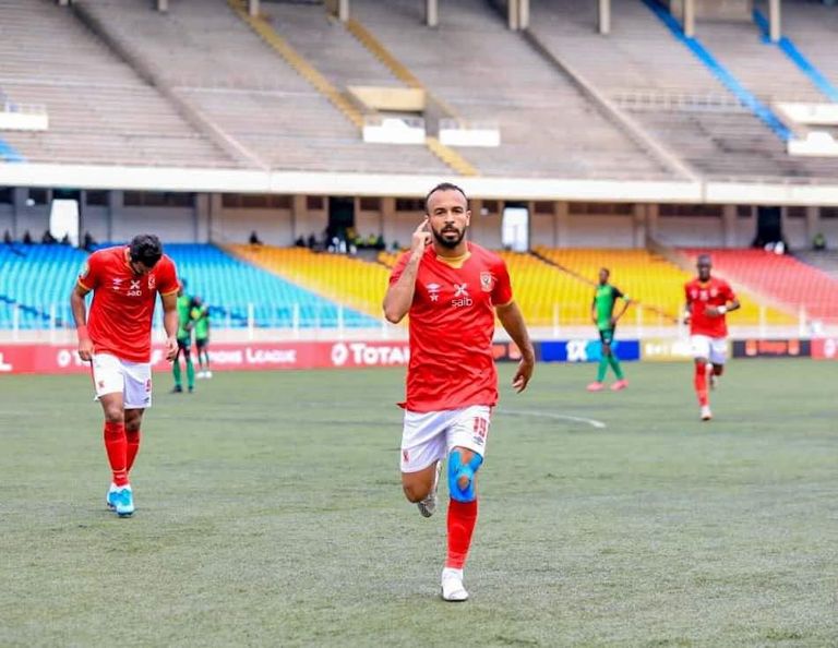 محمد مجدي "قفشة" لاعب الأهلي يحتفل بهدفه