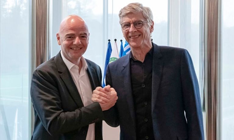 أرسين فينجر مع جياني إنفانتينو رئيس الفيفا أرسين فينجر