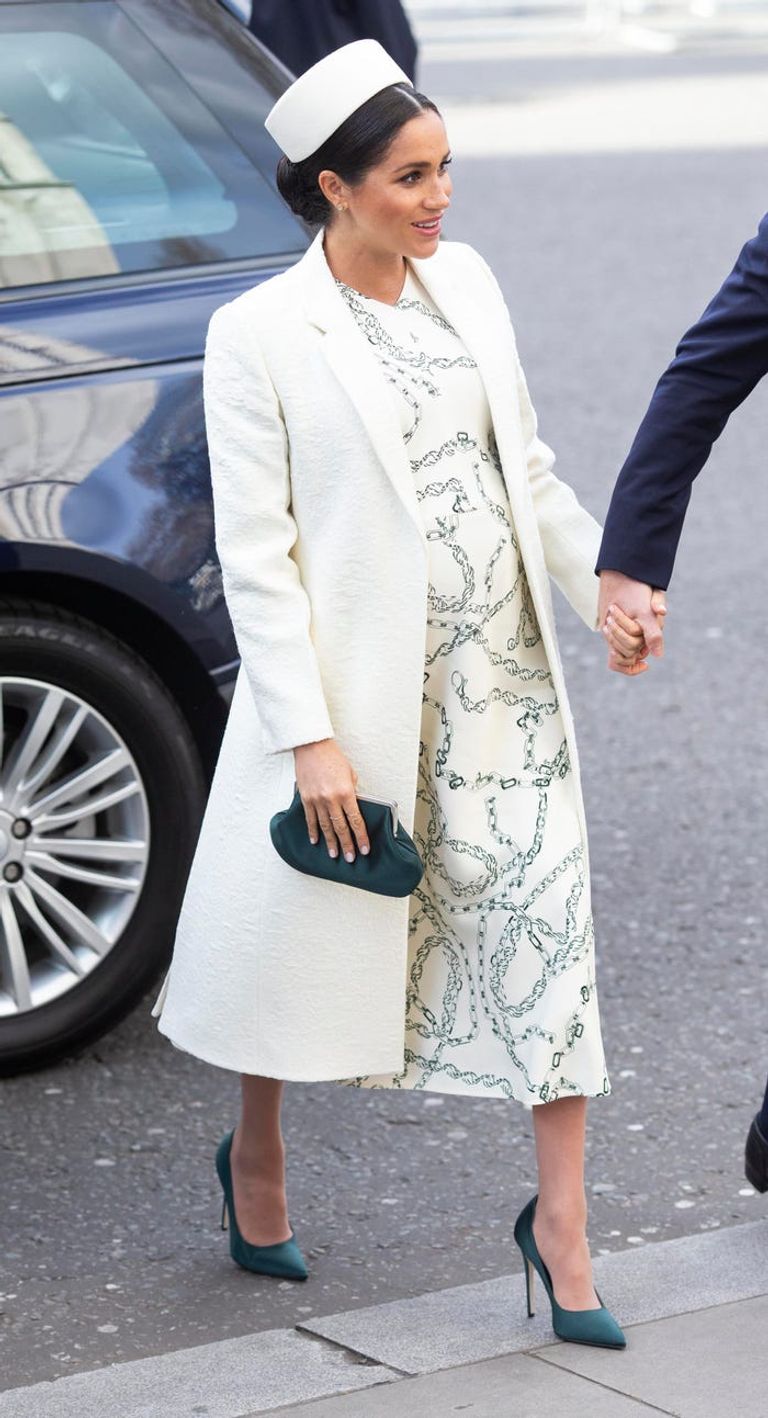 أزياء الأمومة الملكية.. من معاطف إليزابيث إلى فساتين ميجان ماركل