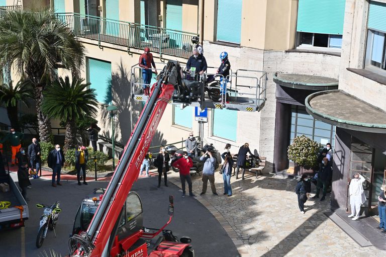 الأطفال يحيّون