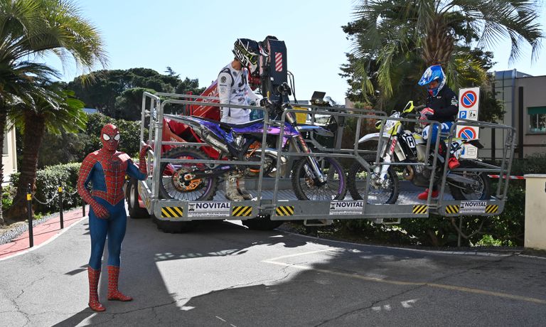 الأطفال يحيّون