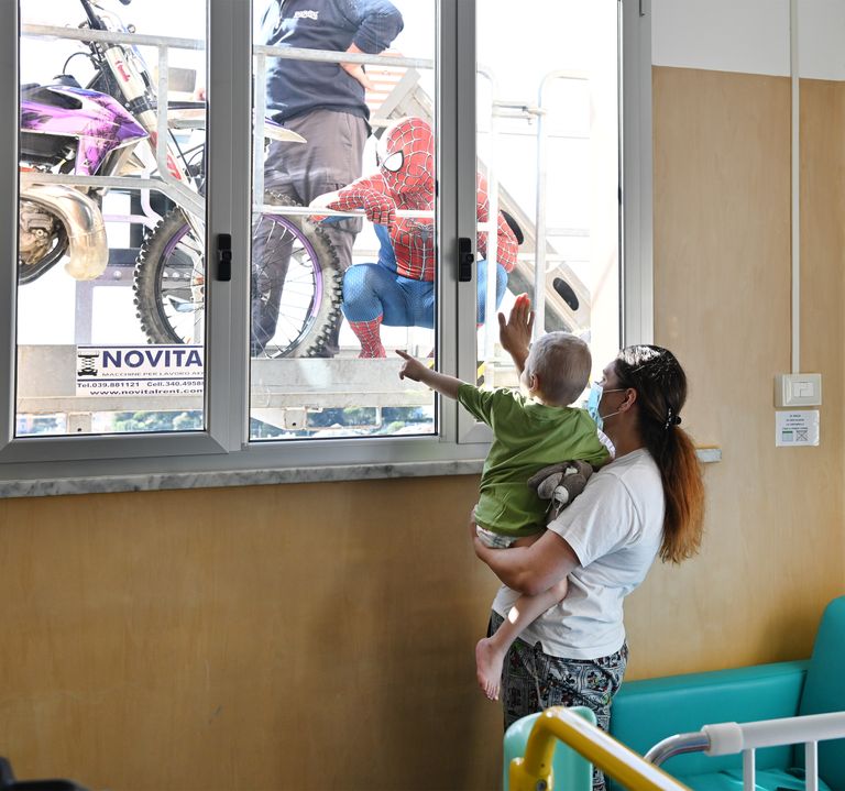 الأطفال يحيّون