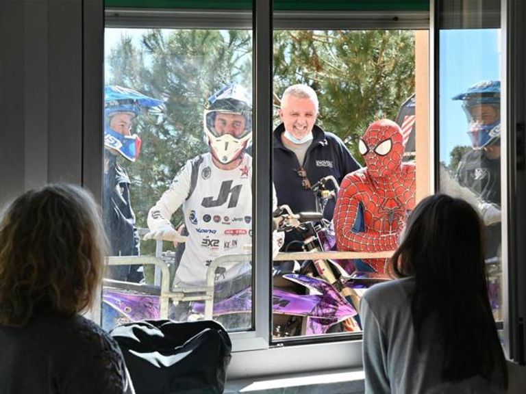 الأطفال يحيّون