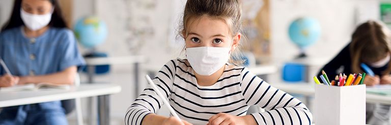 أطفال في الحضانة يرتدون الكمامة للوقاية من كورونا الأطفال يقضون على كورونا في 7 أيام فقط