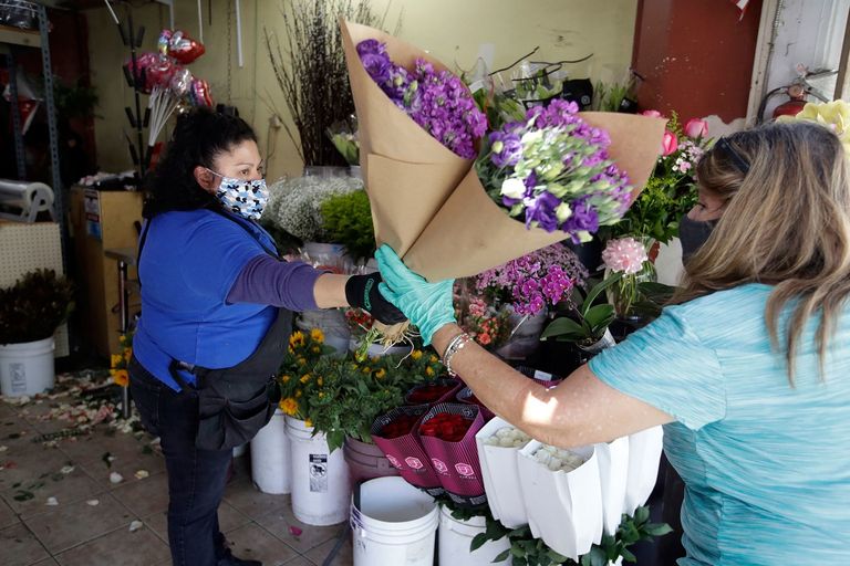 سيدة ترسل لوالدتها معايدة إلكترونية في عيد الأم