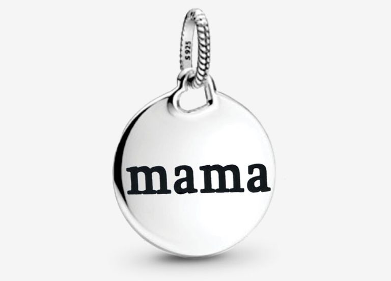 أم تتلقى هدية من زوجها وابنتها في عيد الأم