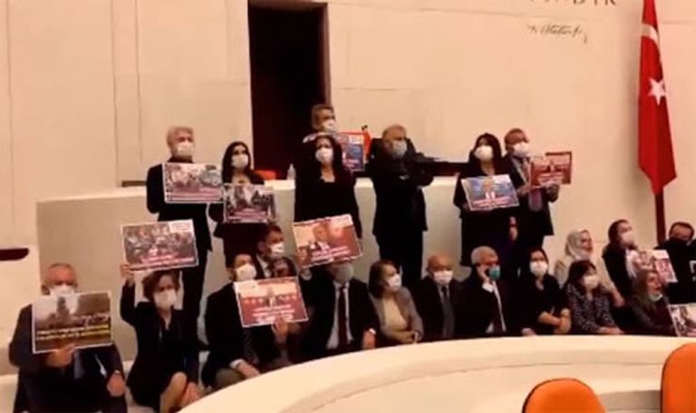 المعارض التركي جرجرلي أوغلو داخل البرلمان