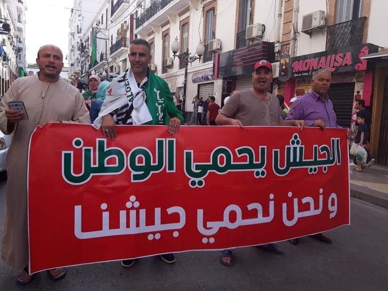 لافتة مساندة للجيش في حراك الجزائر مظاهرة شعبية مطالبة بالتغيير السياسي في الجزائر - أرشيفية