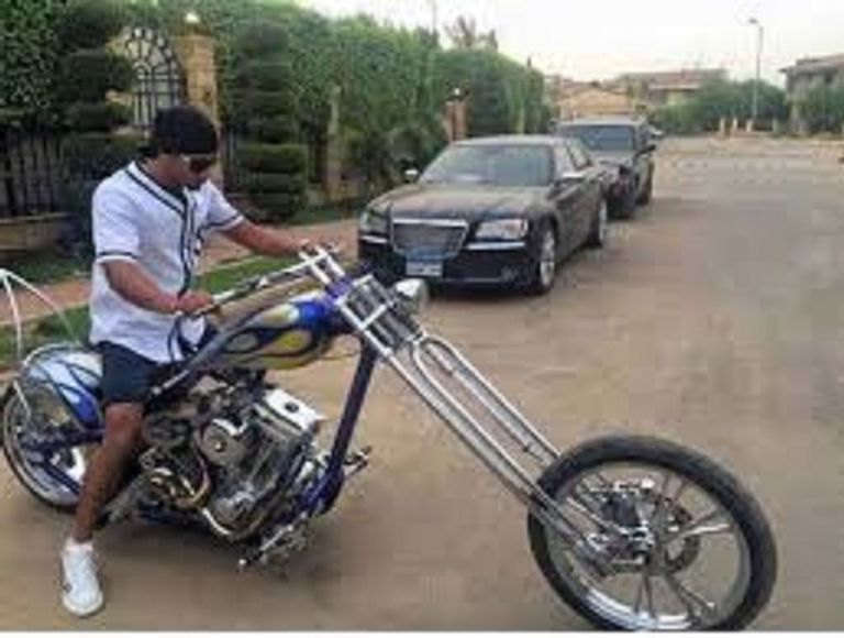 رمضان يستعرض موتوسيكل قام بشرائه
