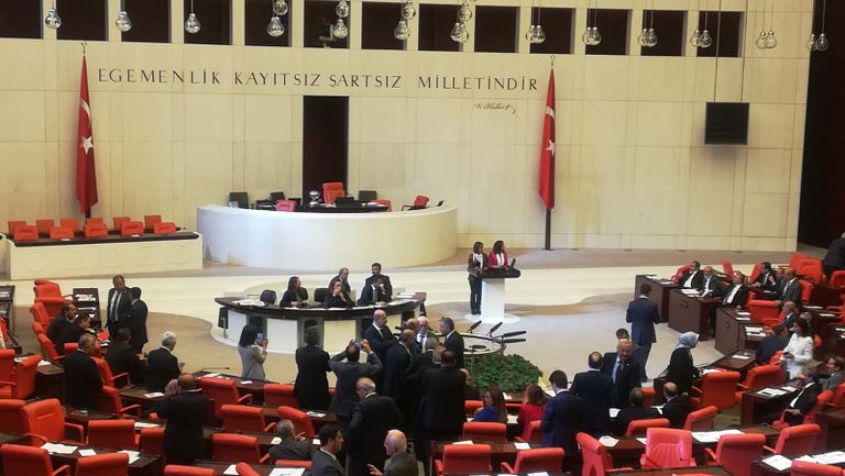 النائب عمر فاروق جرجرلي أوغلو خلال الاعتصام