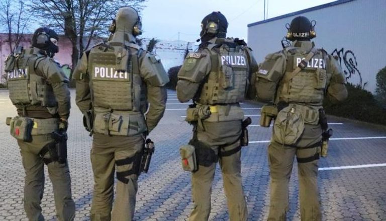 عناصر الشرطة الألمانية خلال المداهمات ضد الشبكة الإجرامية