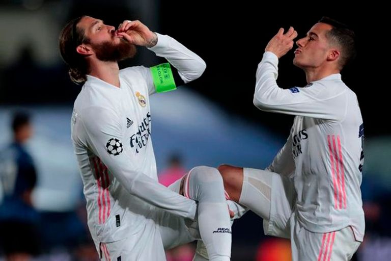 سيرجيو راموس قائد ريال مدريد يحتفل مع زميله فاسكيز
