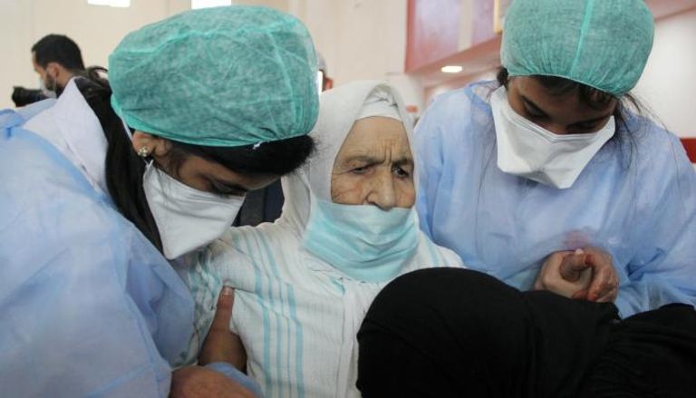 مسنة مغربية بعد تلقيها التطعيم المضاد لكورونا