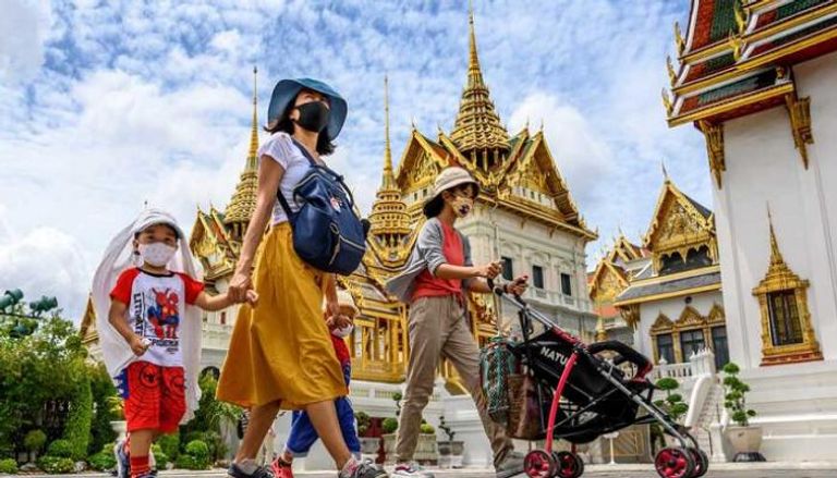 سائحون يزورون القصر الكبير في بانكوك