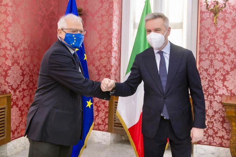 ممثل الشؤون الخارجية للاتحاد الأوروبي خلال لقائه وزير الدفاع الإيطالي