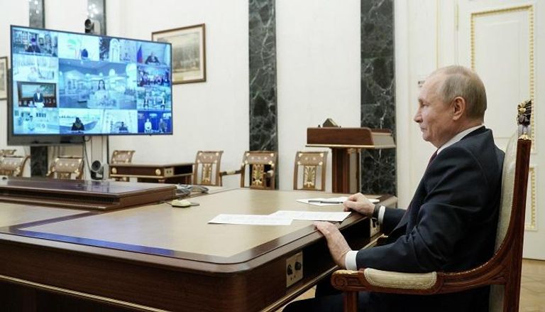  الرئيس الروسي فلاديمير بوتين خلال حديث في الكرملين
