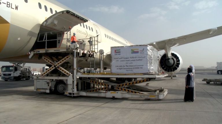 جانب من المساعدات الإماراتية خلال عملية الشحن