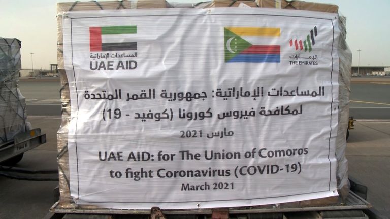 جانب من المساعدات الإماراتية خلال عملية الشحن